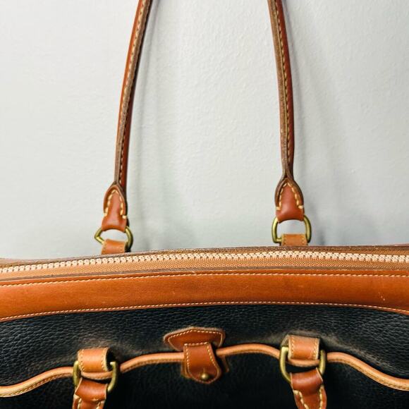 Vintage DOONEY & BOURKE 90s Black Tan Pebbled Leather Crossbody Strap Handbag - Picture 4 of 11